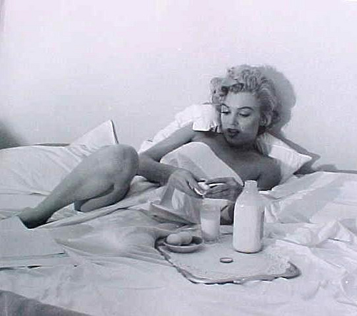 Blonde au lit petit déj.jpg