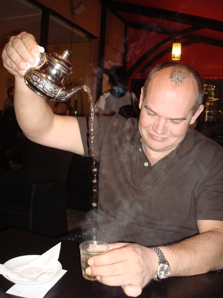 le thé à la menthe , concentration maximum , ça brûle les doigts